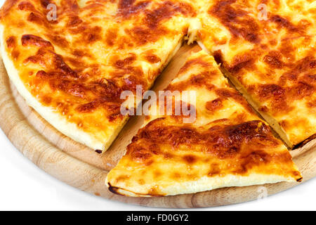 Pita-Brot gebacken auf einem runden Holzbrett, Sreative Küche Stockfoto