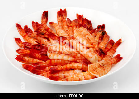 viele gekochte Garnelen auf einem weißen Teller Stockfoto