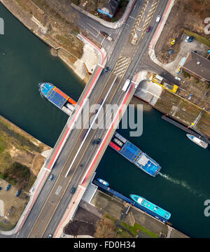 Luftaufnahme, Brücke Vinckekanal Ruhrorter Straße transport-Infrastruktur, der Duisburger Hafen Containerschiff Theo Dela, Fracht, Stockfoto