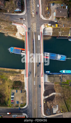 Luftaufnahme, Brücke Vinckekanal Ruhrorter Straße transport-Infrastruktur, der Duisburger Hafen Containerschiff Theo Dela, Fracht, Stockfoto