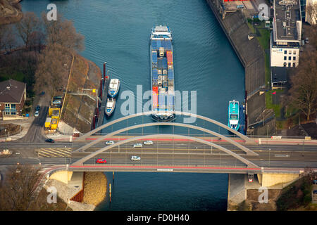 Luftaufnahme, Brücke Vinckekanal Ruhrorter Straße transport-Infrastruktur, der Duisburger Hafen Containerschiff Theo Dela, Fracht, Stockfoto