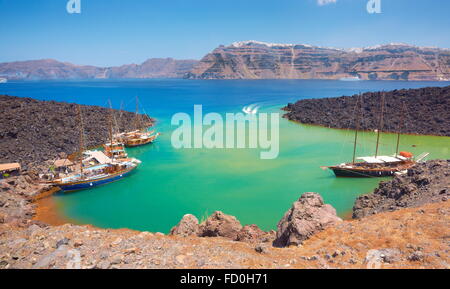 Nea Kameni - Griechenland, Kykladen-Inseln, ein kleiner Hafen für Sportboote, von hier aus führt der Weg zum Krater auf der Insel Stockfoto