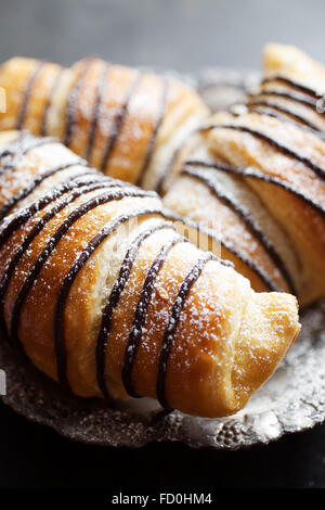 Frische hausgemachte Croissants mit Schokolade Stockfoto