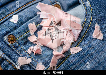 Lottoschein in Tasche ein paar Jeans gewaschen Stockfoto
