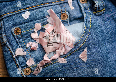 Lottoschein in Tasche ein paar Jeans gewaschen Stockfoto