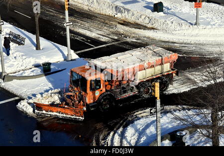 New York City: New York City Sanitation Department LKW Pflügen Schnee am Broadway an der West 143. Straßen in Hamilton Heights * Stockfoto