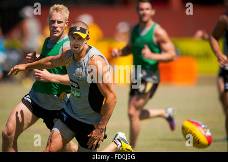 Männer der Australian Football League Richmond Tigers in einer Sommer-Praxis Stockfoto