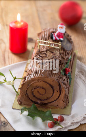Yule Log Kuchen, traditionelle Weihnachten Zeit Teig mit Kaffee Stockfoto