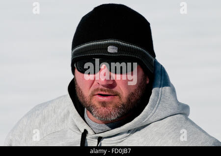 Nahaufnahme von einer schweren aussehende Mann mittleren Alters tragen Sweatshirt im Schnee Stockfoto