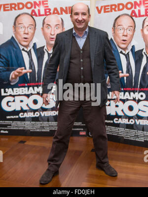 Italienischer Schauspieler Antonio Albanese posiert während der Photocall "L'abbiamo Fatta Grossa" in Neapel im Hotel Vesuvio auf Januar 25,2016 (Foto: Marco Iorio) Stockfoto