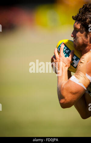 Männer der Australian Football League Richmond Tigers in einer Sommer-Praxis Stockfoto