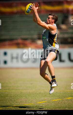 Männer der Australian Football League Richmond Tigers in einer Sommer-Praxis Stockfoto