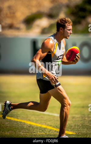 Männer der Australian Football League Richmond Tigers in einer Sommer-Praxis Stockfoto