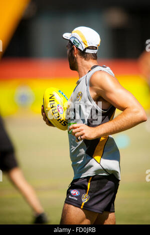 Männer der Australian Football League Richmond Tigers in einer Sommer-Praxis Stockfoto