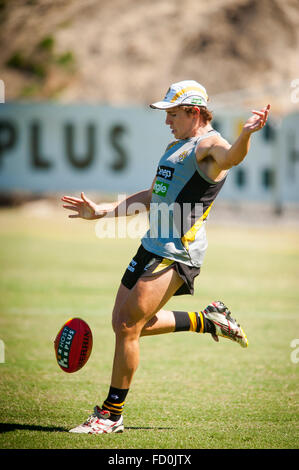 Männer der Australian Football League Richmond Tigers in einer Sommer-Praxis Stockfoto