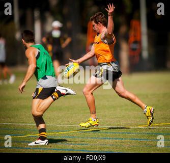 Männer der Australian Football League Richmond Tigers in einer Sommer-Praxis Stockfoto