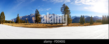 Das Panorama der Skipiste mit Blick auf Dolomiti Berge, Madonna di Campiglio, Italien Stockfoto