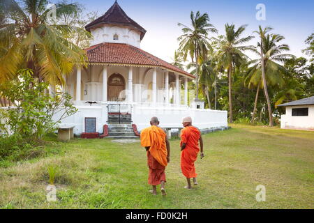 Sri Lanka - Koggala, Mönche, Nawamunise Purana Tempel gehen Stockfoto