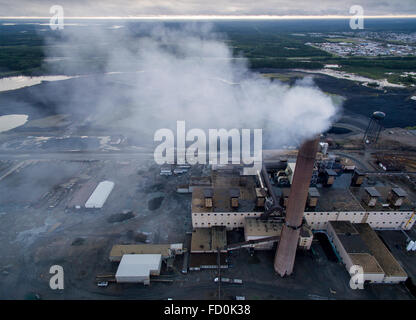 Kanada, Manitoba, Luftaufnahme von Rauch aus Stapel an Vale Inco Manitoba wogenden nickel Schmelzer und mir Stockfoto
