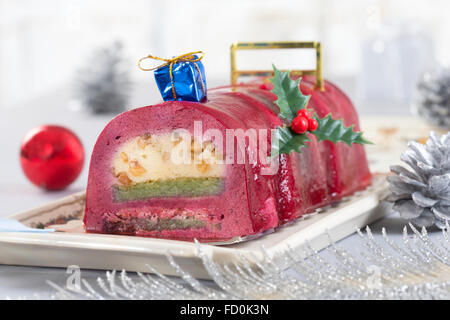 Schokoladen-Biskuitrolle Kuchen mit roten Beeren Stockfoto