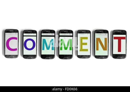 Kommentieren Sie die Bildschirme von Smartphones vor weißem Hintergrund fotografiert. Stockfoto