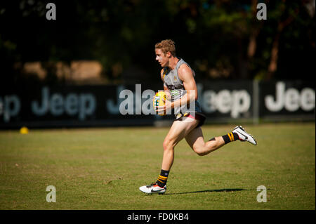 Männer der Australian Football League Richmond Tigers in einer Sommer-Praxis Stockfoto