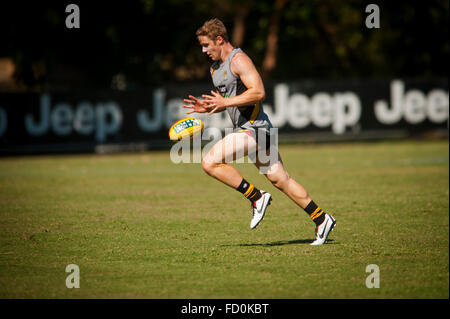 Männer der Australian Football League Richmond Tigers in einer Sommer-Praxis Stockfoto