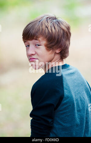 Junge mit einem lustigen Stirnrunzeln auf seinem Gesicht, Blick in die Kamera. Stockfoto