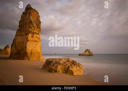 markanten Felsformationen am Strand von Praia da Rocha an der Algarve, Portugal. Stockfoto