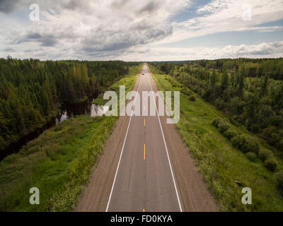 Kanada, Manitoba, Thompson, Luftaufnahme von Autobahn durch borealen Wald Stockfoto