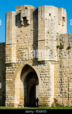 Die Tür des Arsenal, die Stadtmauern von Aigues Mortes, Camargue Gardoise Gard, Frankreich Stockfoto