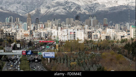 Ansicht von Nord-Teheran, Iran, mit verschneiten Alborz Berge. Stockfoto