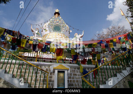 Tempel und Gebet Fahnen, Dharamsala, Himachal Pradesh, Indien Stockfoto