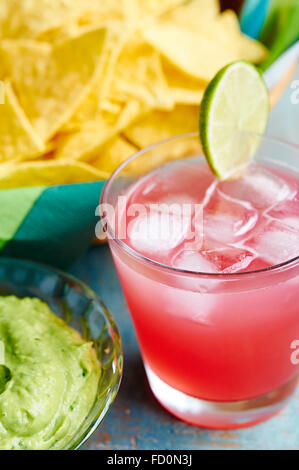 Rhubarbaritas, eine Rhabarber-bezogene Margarita trinken mit Chips und Guacamole. Stockfoto