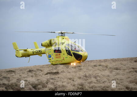 Yorkshire Air Ambulance Teilnahme an einem Unfall auf der A628 Woodhead übergeben, in der Nähe von Dunford Bridge, West Yorkshire, Großbritannien. Stockfoto