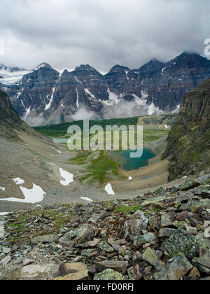 Die Aussicht vom auf Sentinel Pass, Blick nach Süden, Lärche Tal hinunter; Banff Nationalpark, Alberta, Kanada Stockfoto