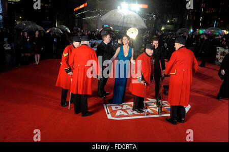 London, UK. 26. Januar 2016. Catherine Zeta-Jones Teilnahme an der World Premiere von Papas Armee im Odeon Leicester Square in London 26. Januar 2016 Credit: Peter Phillips/Alamy Live News Stockfoto