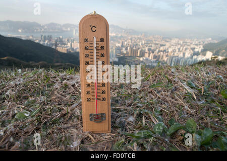 Ein Thermometer liest 0' C, auf der Oberseite Kowloon Peak, Temperaturen unter dem Gefrierpunkt, in Hong Kong am 25. Januar 2016 getaucht. Stockfoto