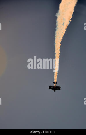 Akrobatischen Flugzeug tun Stunts- and -Drop Rauch Stockfoto