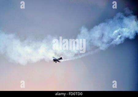 Akrobatischen Flugzeug tun Stunts- and -Drop Rauch Stockfoto