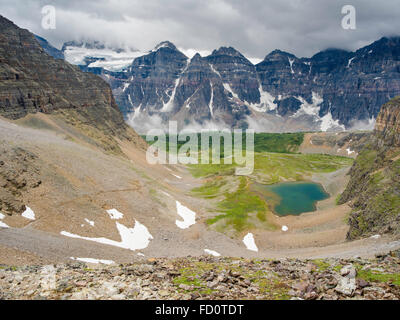 Die Aussicht vom auf Sentinel Pass, Blick nach Süden, Lärche Tal hinunter; Banff Nationalpark, Alberta, Kanada Stockfoto