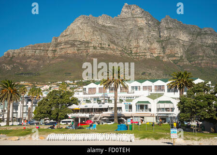 Blick auf das Resort von Camps Bay Beach, Camps Bay, Kapstadt, Westkap, Südafrika Stockfoto