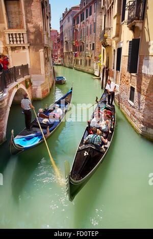 Venedig - Gondel mit Touristen auf dem Kanal, Italien Stockfoto