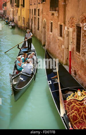 Venedig, Gondel mit Touristen, Italien Stockfoto