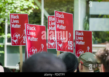 Schilder mit der Aufschrift schwarz lebt Angelegenheit erfolgt durch Demonstranten bei einer 2015 Don't Shoot Kundgebung in Portland, Oregon Stockfoto