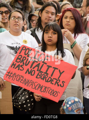Young-Hispanics halten Hinweisschild Polizei Brutalität hat No Borders während 2015 Maikundgebung in Portland, Oregon. Stockfoto