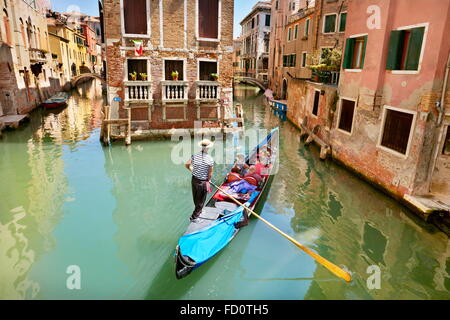 Gondoliere mit seiner Gondel in einem der zahlreichen Kanäle Venedig, Veneto, Italien, UNESCO Stockfoto