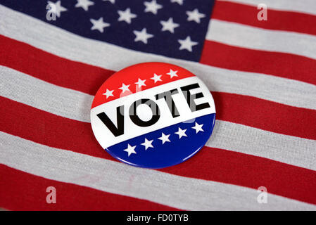 Nahaufnahme einer patriotischen Wahl Abstimmung PIN auf amerikanische Flagge. Stockfoto