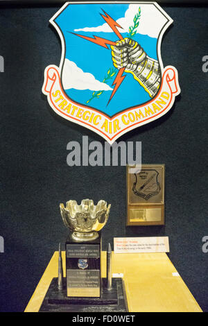 Vitrine zeigt SAC Insignien der gepanzerten Faust hält Donner mit Olivenzweig & Silbertrophäe Titan Missile Museum Schrauben Stockfoto