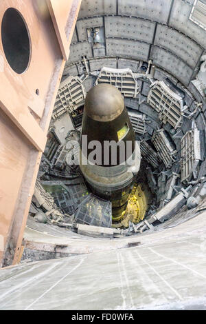 Blick von oben auf Titan II Rakete im Silo mit den meisten Hubarbeitsbühnen angehoben & Loch schneiden in der Rumpfspitze Entfernung Sprengkopf aussetzen Stockfoto